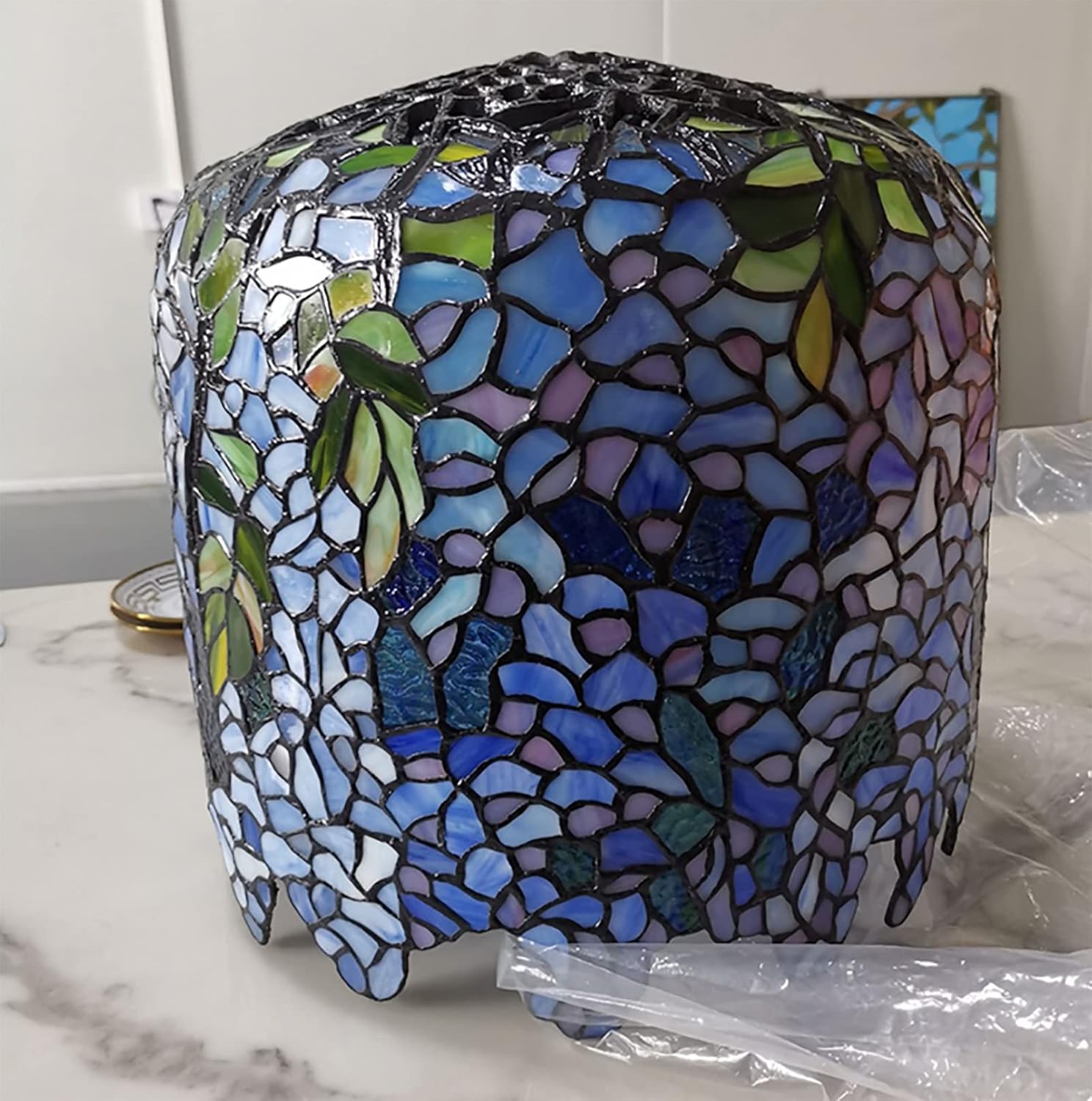 Wisteria Lamp, Tiffany Style Green Pink Stained Glass Table Lamp, Green Leaves Shade Bedroom Bedside Lamp, Living Room Office Table Decoration Lamp with Pull Cord Switch