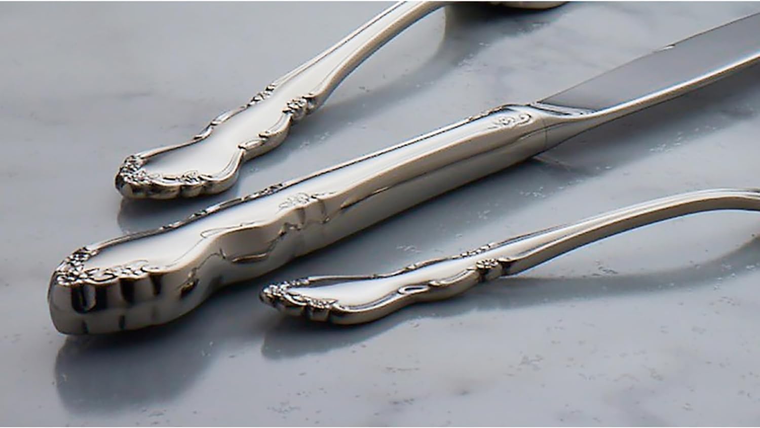 Oneida Silverware Set, Dover 20 Piece Fine Flatware Set, Service For 4, 18/10 Stainless Steel, Mirror Finish, Dishwasher Safe, Knives Spoons And Forks, Home And Kitchen Utensils Set(Silver, 20 Pieces)