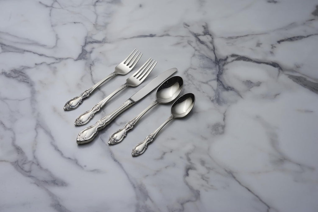 Oneida Silverware Set For 4, Louisiana 20-Piece Fine Flatware Set, Service For 4, 18/8 Stainless Steel, Silver, Mirror Finish, Knives Spoons and Forks, Dishwasher Safe, Tableware (Silver, 20 Pieces)