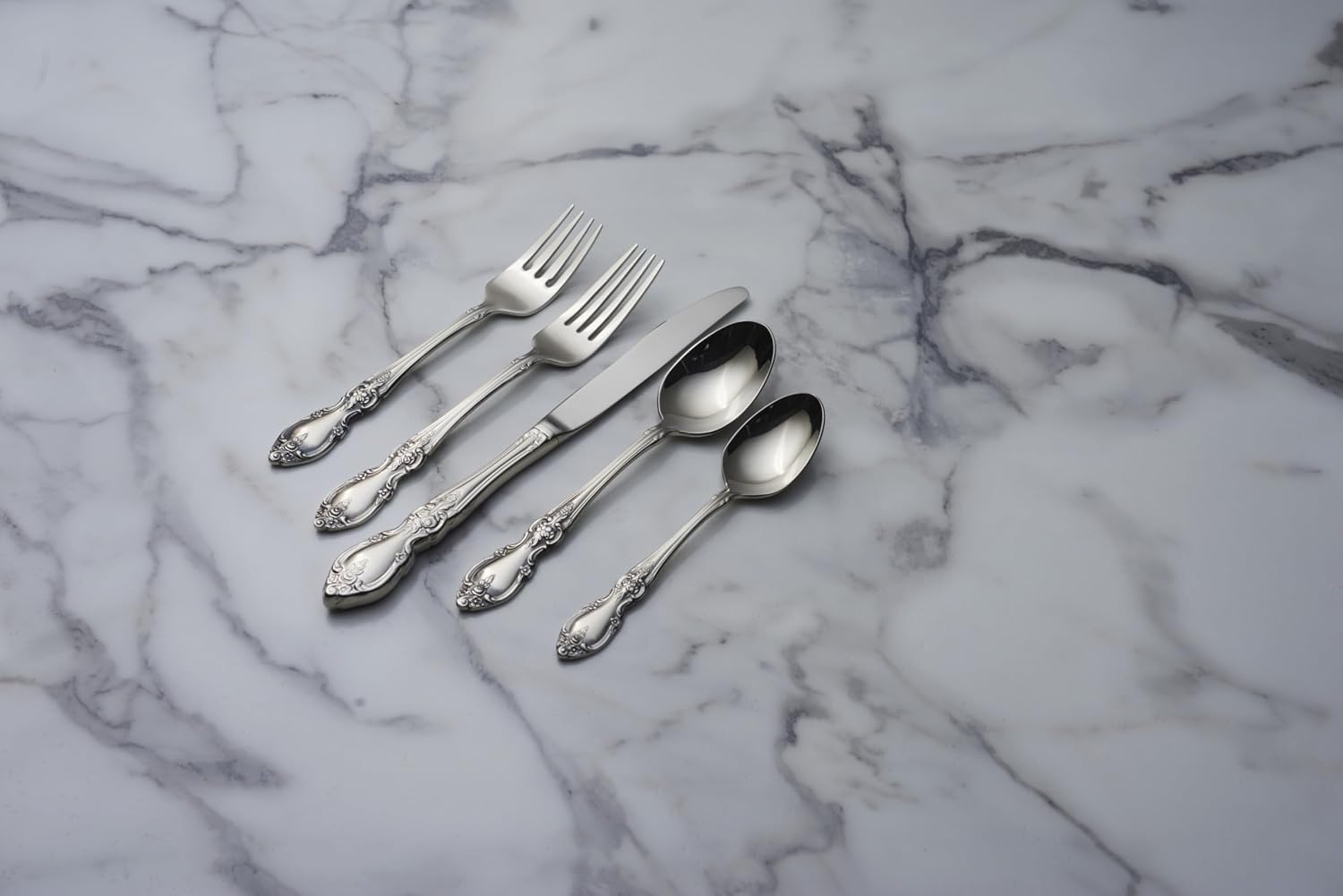 Oneida Silverware Set For 4, Louisiana 20-Piece Fine Flatware Set, Service For 4, 18/8 Stainless Steel, Silver, Mirror Finish, Knives Spoons and Forks, Dishwasher Safe, Tableware (Silver, 20 Pieces)