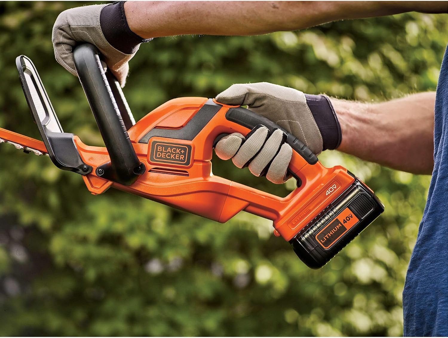 BLACK+DECKER 40V MAX Hedge Trimmer, 22' Blade Length, Powerful Motor with Reduced Vibrations, Sharp Blades for 3/4' Thick Cuts, Battery and Charger Included (LHT2240C)