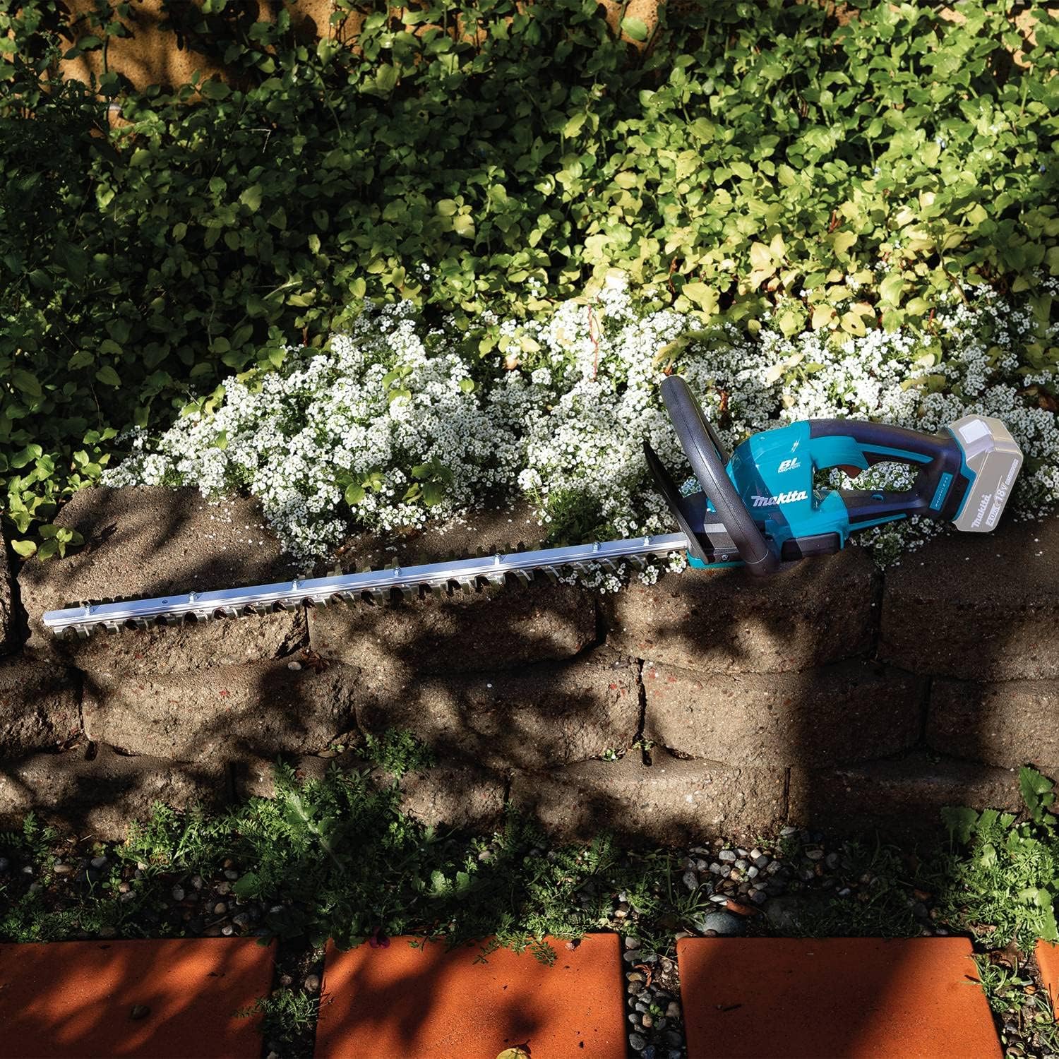 Makita XHU09Z 18V LXT® Lithium-Ion Brushless Cordless 24' Hedge Trimmer, Tool Only