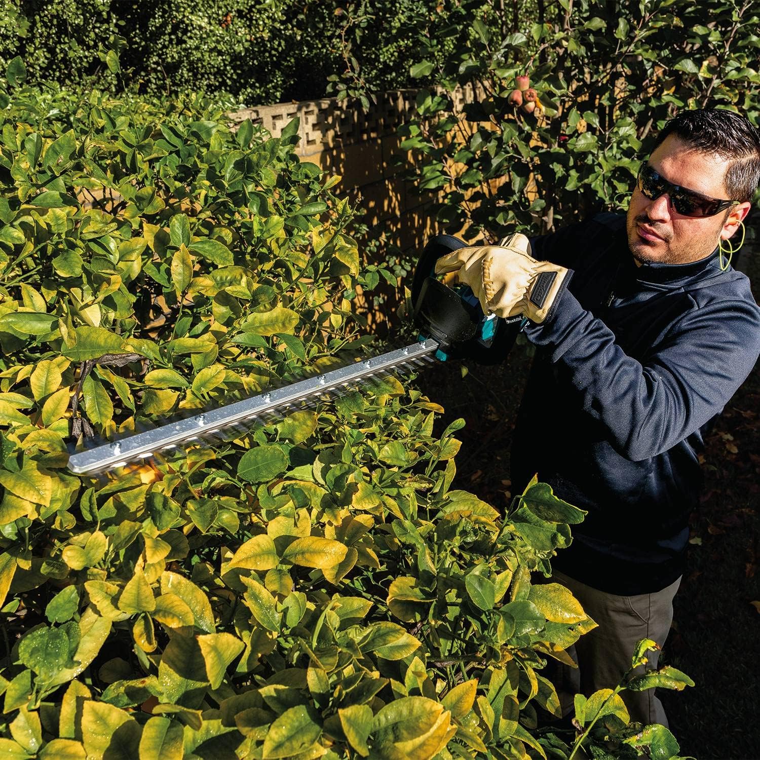 Makita XHU09Z 18V LXT® Lithium-Ion Brushless Cordless 24' Hedge Trimmer, Tool Only