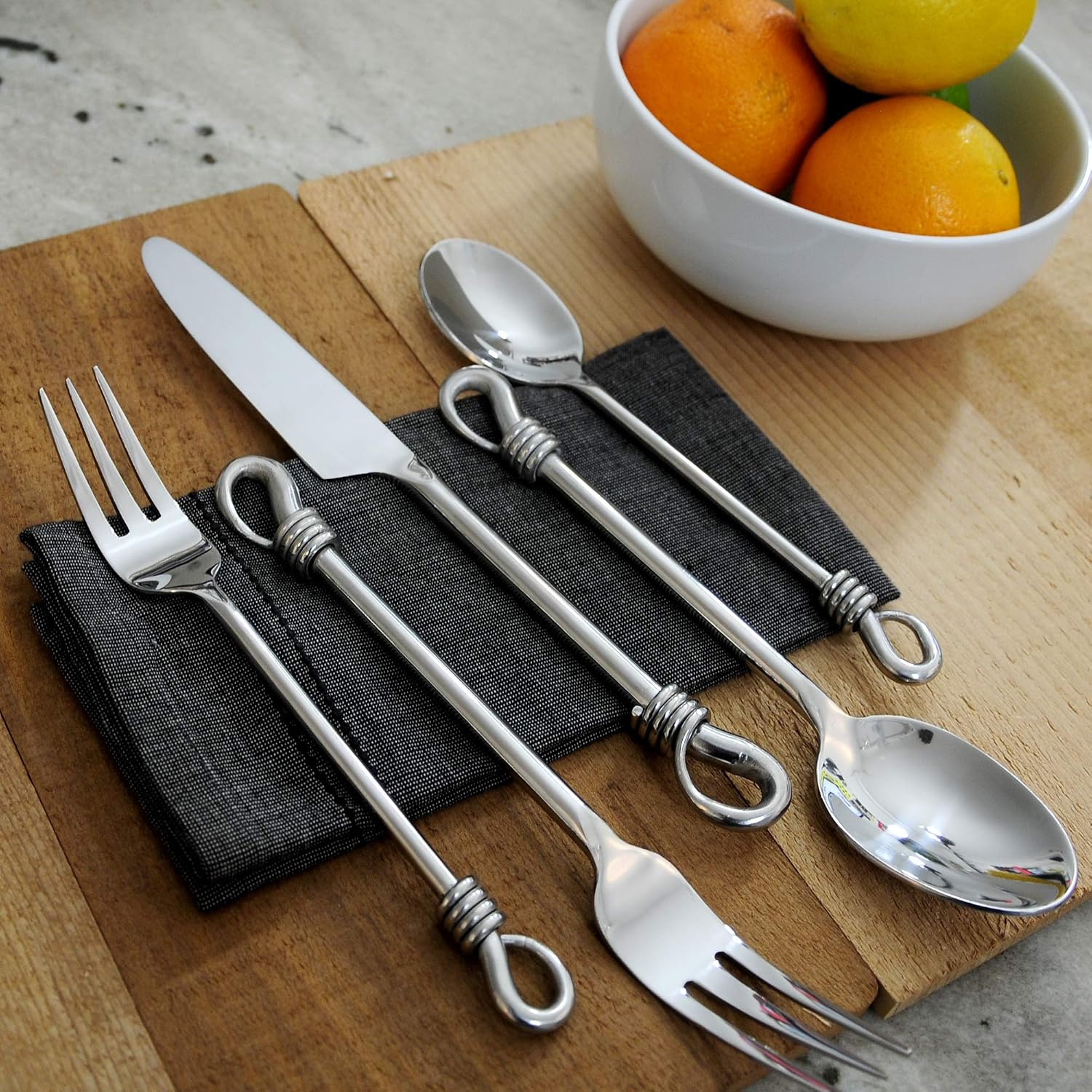 Gourmet Settings - 20-Piece Silverware Set -TWIST Collection - Polished Stainless Steel Flatware Sets - Service for 4 - Kitchen Cutlery Utensils Knife/Fork/Spoon - Dishwasher Safe