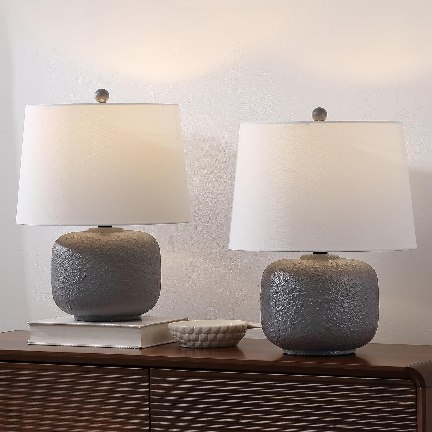 JONATHAN Y 20' Gray Textured Resin Table Lamp Set of 2 for Bedroom, Coastal Farmhouse Nightstand Lamps for Living Room, White Linen Shade, LED Bulbs Included (JYL9208B-SET2)